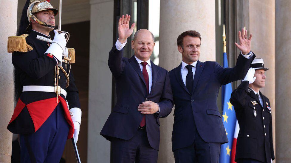 Scholz and Macron appear to be looking in different directions.  / GETTY IMAGES
