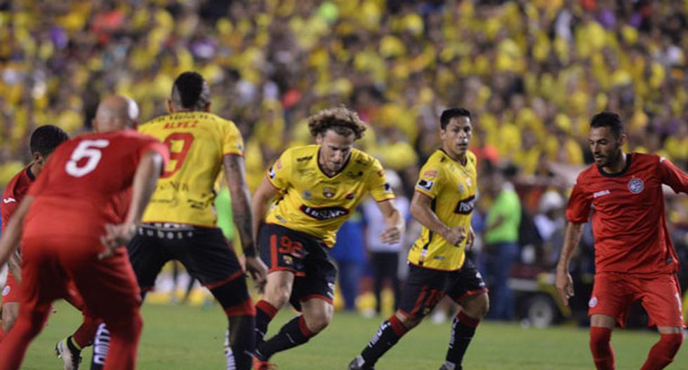 Diego Forlán fue el gran atractivo de la presentación del Barcelona de Guayaquil. (Foto: El Universo)