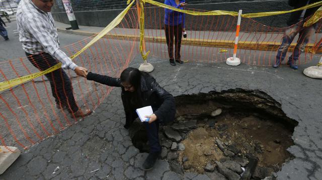 Fotos del gigantesco bache en medio de una pista de La Victoria - 1