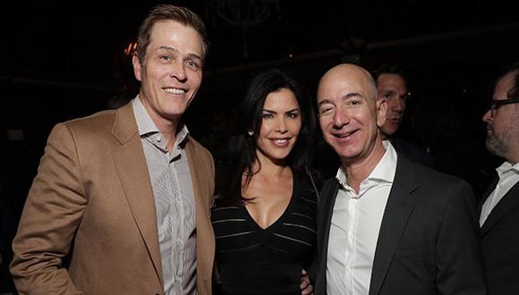 Patrick Whitesell, Lauren Sanchez y Jeff Bezos en 2016. (Foto: Getty Images)