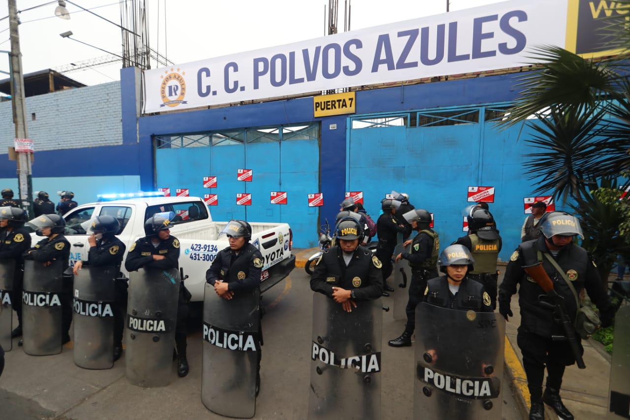 La Municipalidad de La Victoria dispuso el cierre temporal del centro comercial Polvos Azules, por presentar una condición de "riesgo alto". (Fotos: Giancarlo Ávila)