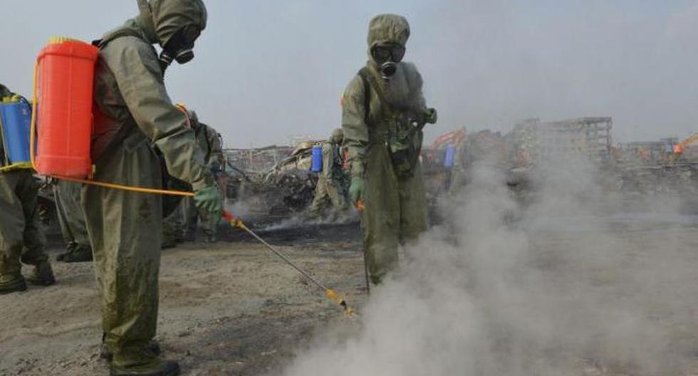 Operarios limpian zona contaminada tras explosiones en Tianjin. (Foto: EFE)