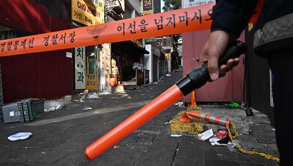La policía hace guardia en la escena acordonada dos días después de un aplastamiento mortal de Halloween en el distrito de Itaewon en Seúl el 31 de octubre de 2022. (Foto de Anthony WALLACE / AFP)