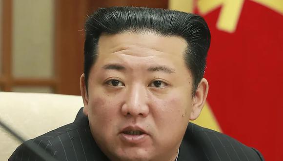 El régimen de Kim Jong-un condenó por negligentes a jardineros porque no llegaron a tener listas las flores kimjongilias para la celebración más importante de Corea del Norte. (Agencia Central de Noticias de Corea/Korea News Service via AP).