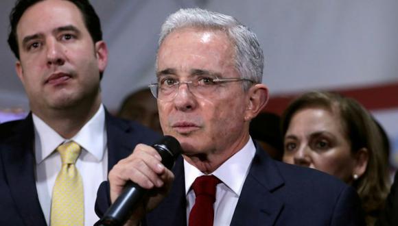 El expresidente de Colombia, Álvaro Uribe, reacciona durante una conferencia de prensa luego de una audiencia privada en la Corte Suprema de Justicia, en Bogotá, Colombia. REUTERS / Luisa González).