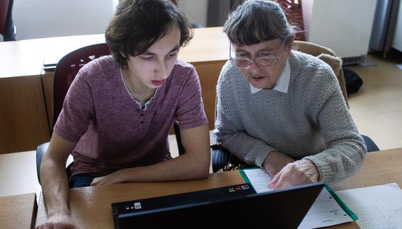 Adultos mayores participan en programa que actualiza el contenido de Wikipedia. (Foto: AFP)