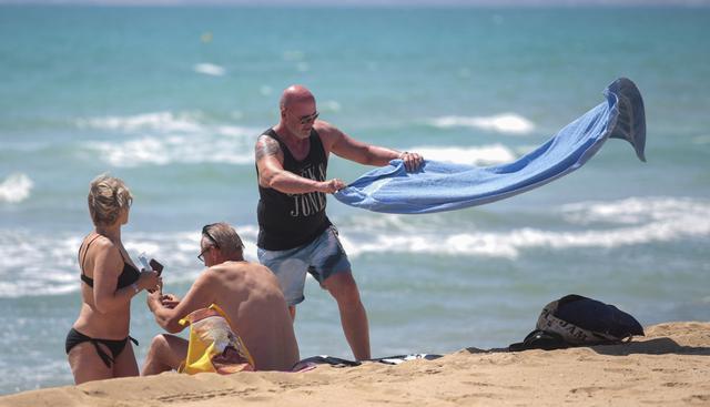 Turistas alemanes llegan el lunes 15 de junio de 2020 a la playa de Palma de Mallorca, España, país en pleno desconfinamiento por coronavirus. (AP/Joan Mateu).