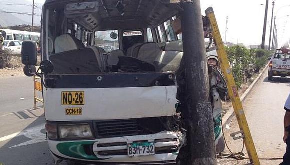 Bus de ‘El Chosicano’ chocó contra poste y dejó 25 heridos