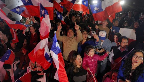 Partidarios del Partido Republicano de extrema derecha celebran la victoria de sus candidatos durante una elección para elegir a los miembros del Consejo Constitucional de Chile. (Foto de JAVIER TORRES / AFP).