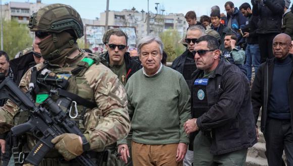 El secretario general de la ONU, Antonio Guterres, visita la ciudad de Borodianka, mientras continúa el ataque de Rusia contra Ucrania, en las afueras de Kiev, Ucrania.