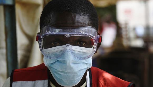 Un trabajador de la salud usa equipos de protección contra el ébola en la República Democrática del Congo, el 13 de junio de 2019. (Foto de ISAAC KASAMANI / AFP).