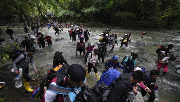 Migrantes cruzan un río en la selva del Darién en un recorrido de Colombia a Panamá, con la esperanza de seguir luego su viaje hacia Estados Unidos. (AP Foto/Fernando Vergara, Archivo)