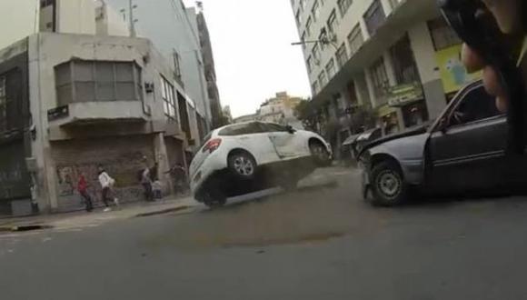 Ciclista captó impactante choque entre un Citroën y un Peugeot