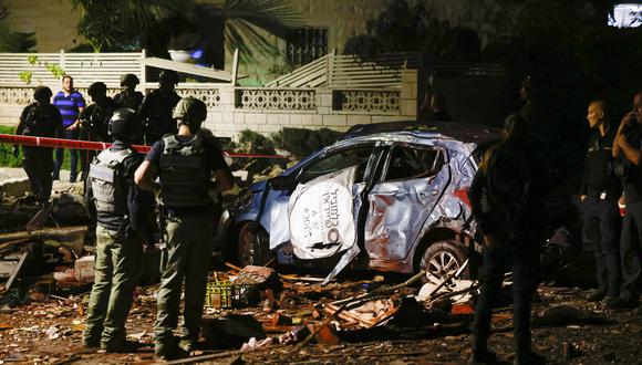 Fuerzas de seguridad israelíes y los rescatistas acordonan un barrio en Ashkelon, alcanzado por un cohete disparado desde la Franja de Gaza, el 10 de mayo de 2023. (Foto de Menahem KAHANA / AFP)