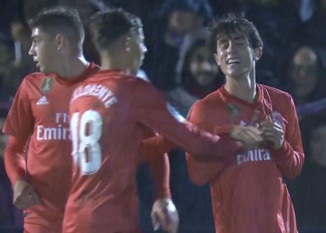Álvaro Odriozola se sumó a la fiesta goleadora del Real Madrid sobre el Melilla. El joven defensor de la 'Casa Blanca' anotó de esta manera la tercera conquista por la Copa del Rey. (Foto: captura de video)