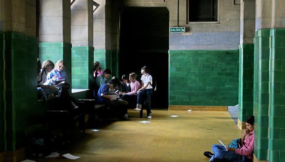 Imagen referencial. Alumnos del Colegio Nacional de Buenos Aires, trabajan en un corredor del colegio en Buenos Aires, 25 de noviembre de 2004. (Foto referencial: DANIEL GARCIA / AFP)