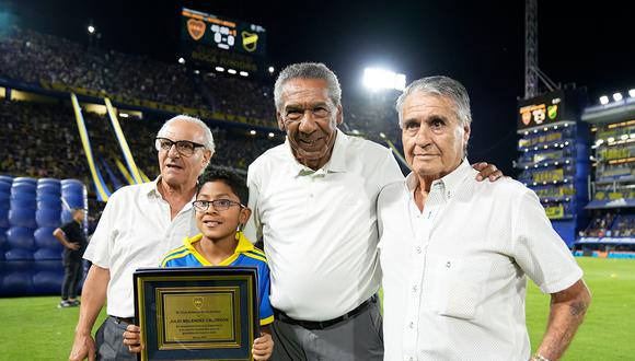 Con La Bombonera abarrotada, el exdefensor nacional recibió el reconocimiento de Boca Juniors | Foto: @BocaJrsOficial