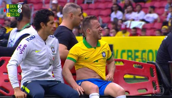 Arthur Melo tuvo que ser sustituido en el Brasil vs. Honduras por una desproporcionada falta cometida por Rommel Quioto. El brasileño podría perderse la Copa América 2019 (Foto: captura de pantalla)