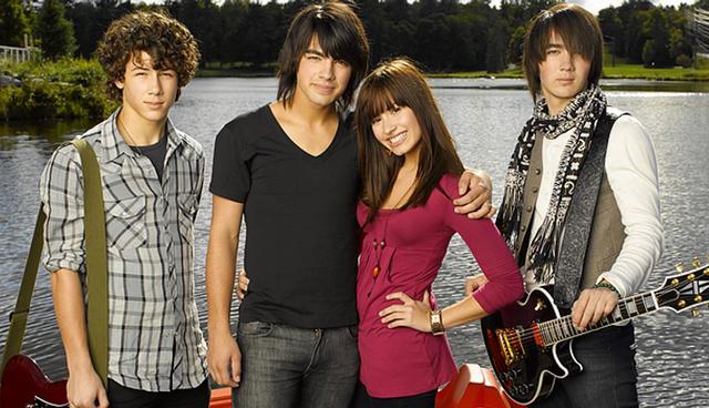 Los Jonas Brothers evocan la nostalgia de sus fans recreando escena de “Camp Rock”. (Foto: Disney)