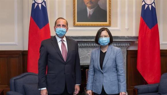 El secretario de Salud de Estados Unidos, Alex Azar, es recibido por la presidenta de Taiwán Tsai Ing-wen. (EFE).