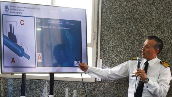 ARA San Juan | El capitán argentino Enrique Balbi muestra un dibujo del submarino. (Reuters)
