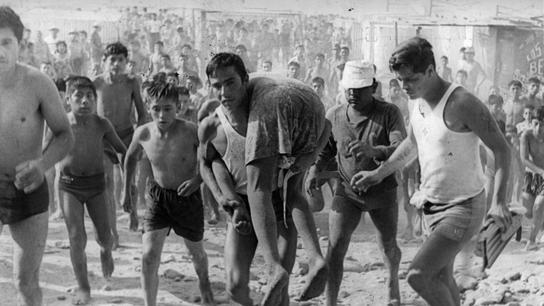 Lima, 17 de enero de 1966. Agentes policiales cumpliendo su labor de salvavidas en la popular playa Agua Dulce.