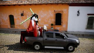Agua bendita por aire, confesiones desde autos: La Semana Santa en tiempos de coronavirus | FOTOS Y VIDEOS