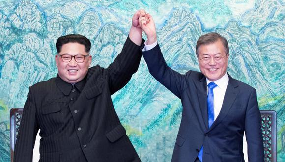 Imagen referencial | El líder norcoreano, Kim Jong-un y el Presidente de Corea del Sur, Moon Jae-in, tras firmar el acuerdo por la paz en Panmunjom. (Foto: EFE)