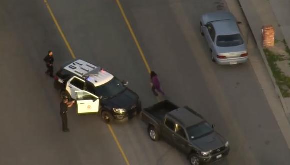 Mujer intenta robar auto policial tras ser detenida [VIDEO]