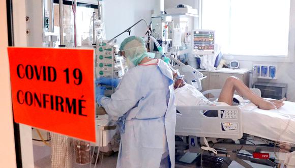 Imagen referencial. Un paciente con coronavirus recibe tratamiento en la unidad de cuidados intensivos de la clínica MontLegia CHC en Lieja, Bélgica, el 26 de marzo de 2020. REUTERS / Yves Herman