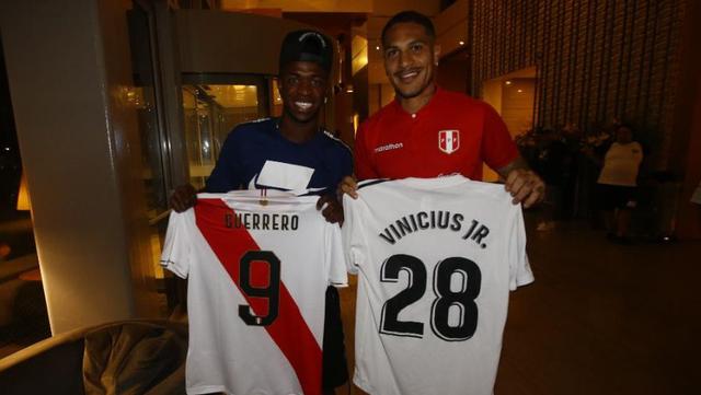 Vinicius Jr visitó el hotel de la selección en Brasil, para encontrarse con Paolo Guerrero y regalarle una camiseta del Real Madrid. En el lugar, también se vio con Miguel Trauco (Foto: Francisco Neyra / GEC)