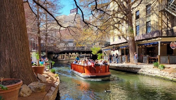 El Paseo del Rio en San Antonio (River Walk) es uno de los más visitados del estados de Texas en días festivos (Foto: Sanantonioriverwalk.com)