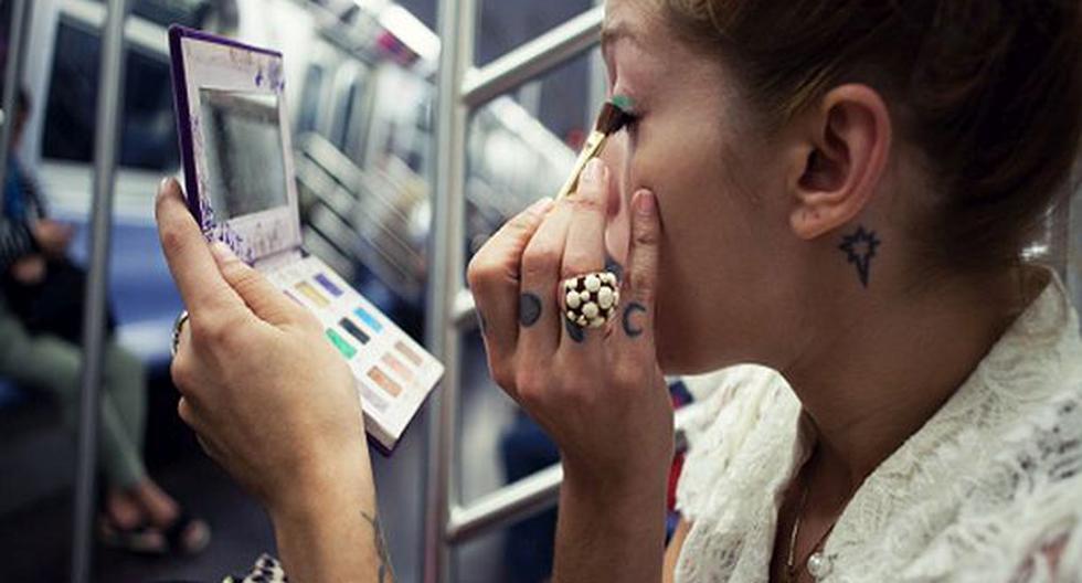 Aprende a maquillarte en el transporte público. (Foto: GettyImages)