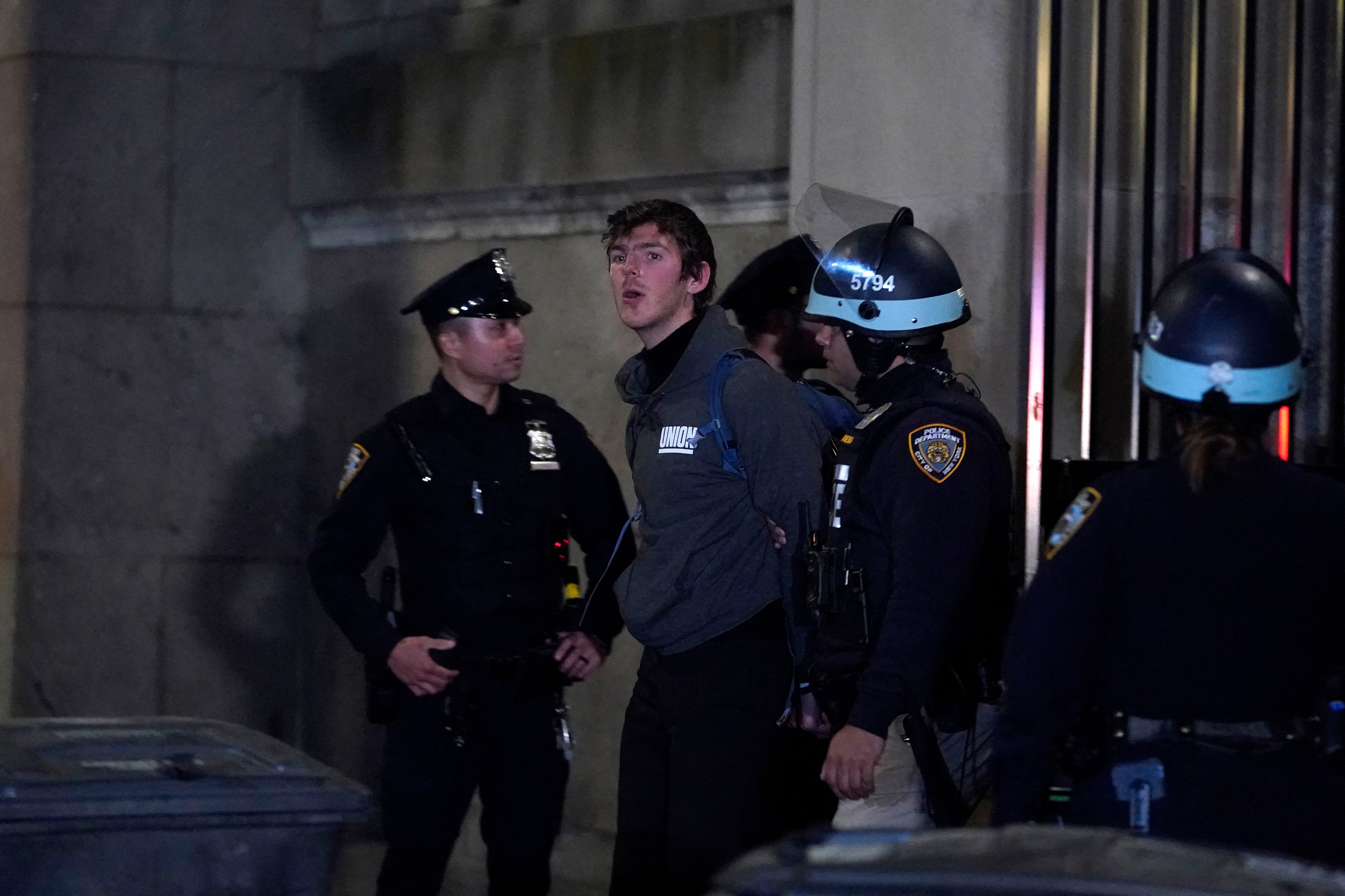 Luego de varios días de protesta, algunos estudiantes fueron detenidos en la Universidad de Columbia. (Foto: AFP)
