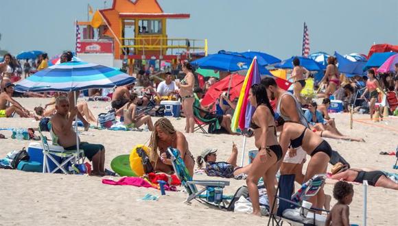 Coronavirus en Florida | Ultimas noticias | Último minuto: reporte de infectados y muertos lunes 13 de julio del 2020 | Covid-19 | En la imagen, La gente disfruta de un día cálido en la playa de Miami Beach. (Foto:  EFE/EPA/CRISTOBAL HERRERA).