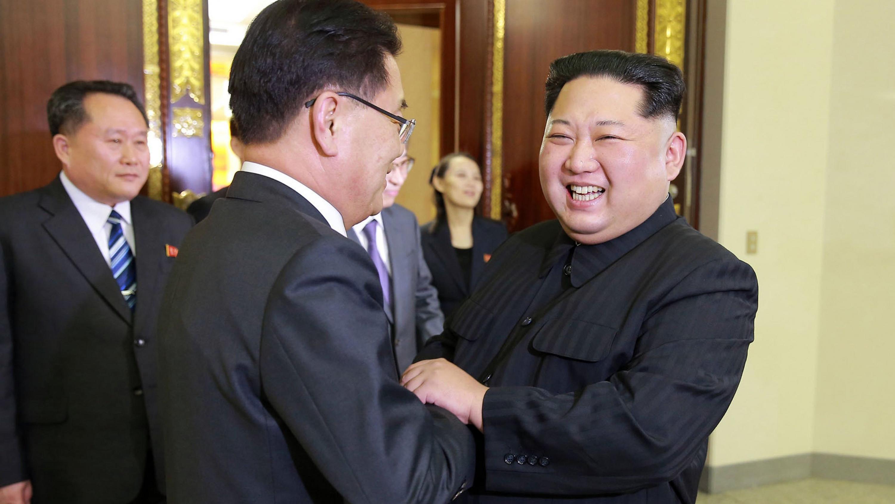 El presidente de Corea del Norte, Kim Jong-un, saluda al representante de Corea del Sur, Chung Eui-yong. (AP).