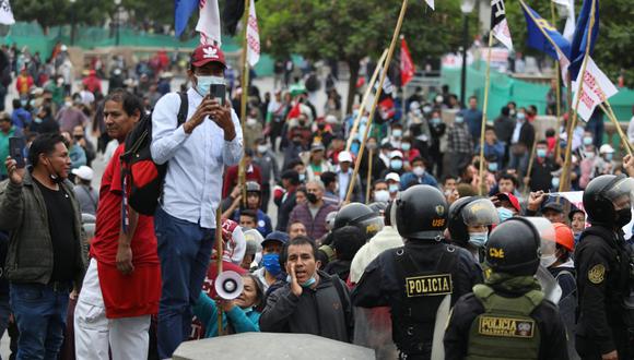 Manifestantes de colectivos ciudadanos marchan por las calles del centro de Lima en contra del gobierno de Pedro Castillo,  teniendo algunos cruces con simpatizantes del ejecutivo.
Fotos: Julio Reaño/@Photo.gec