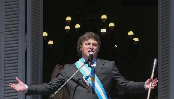 El presidente de Argentina, Javier Milei, sale al balcón de la Casa Rosada para saludar a simpatizantes, el 10 de diciembre de 2023, en Buenos Aires, Argentina. (Foto de Enrique García Medina / EFE)
