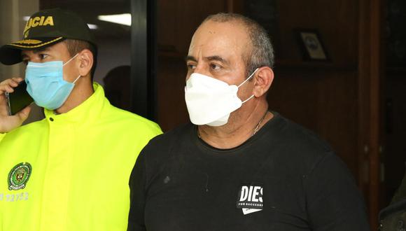 El número uno de la banda criminal del Clan del Golfo, Dairo Antonio Úsuga David, alias Otoniel, mientras es escoltado por agentes de policía de Colombia. (EFE).