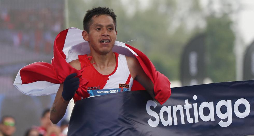 Cristhian Pacheco de Perú cruza la meta para ganar la maratón masculina hoy, durante los Juegos Panamericanos 2023 en Santiago (Chile).