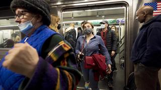 Nueva York pide volver a usar mascarilla en público ante fuerte repunte de casos de coronavirus