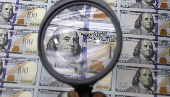 El "dólar blue" se cotizaba a 131 pesos en Argentina este miércoles. (Foto: AP)