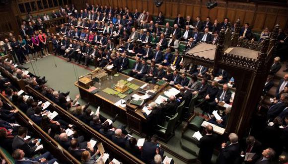 La primera ministra, Theresa May, prometió el miércoles renunciar si los parlamentarios respaldan su acuerdo de divorcio con la Unión Europea. (Foto: AFP)