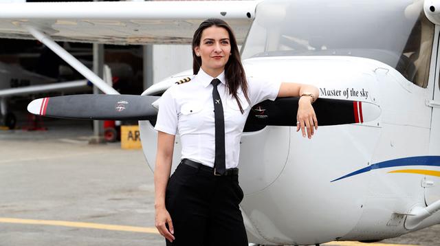 Michelle Fankhauser posa frente a un avión Cessna 172 en la pista de aterrizaje de la escuela Master of the Sky, en San Bartolo. (Rolly Reyna / El Comercio)