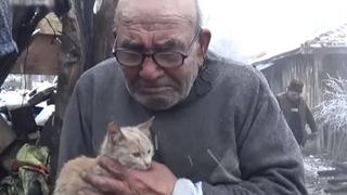 YouTube: Anciano llora junto a su gata al haberlo perdido todo