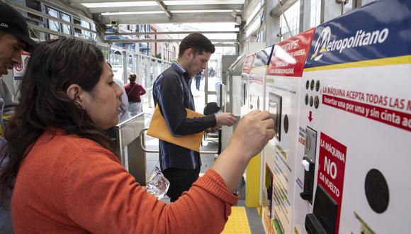 Medida ha sido tomada con alegría por parte de los usuarios, quienes vienen realizando colas para cargar sus tarjetas. (Foto: José Rojas)