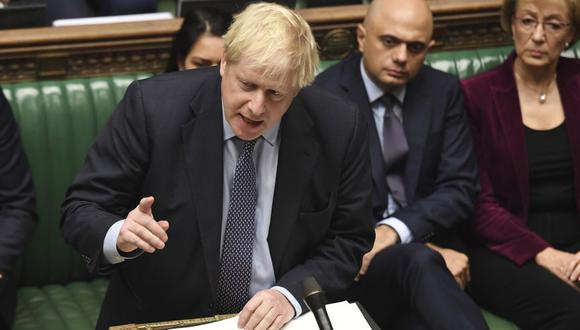El primer ministro británico, Boris Johnson, habla con los legisladores dentro de la Cámara de los Comunes para actualizar los detalles de su nuevo acuerdo Brexit con la UE, en Londres. (Foto: AP).