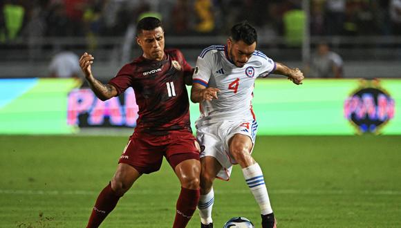 Venezuela's forward Darwin Machis (L) and Chile's defender Gabriel Suazo fight for the ball during the 2026 FIFA World Cup South American qualification football match between Venezuela and Chile at the Monumental Stadium in Maturin, Venezuela, on October 17, 2023. (Photo by Federico Parra / AFP)