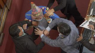Dos congresistas bolivianos se agarran a patadas y puñetes durante sesión en el Parlamento [VIDEO]