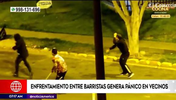 Supuestos barristas, identificados con las camisetas de Universitario y Alianza Lima, se enfrentaron con piedras, pirotecnia e incluso armas de fuego